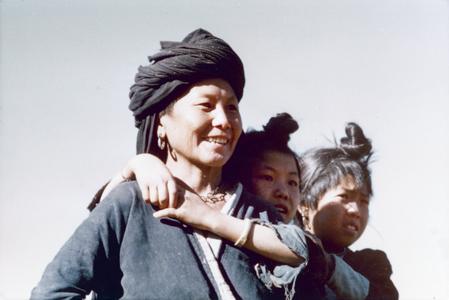 A White Hmong mother with daughters in Houa Khong Province
