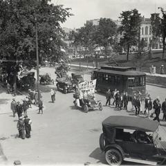 1915 Commencement parade around Capitol Square
