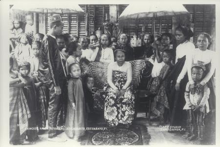 Princess Raja Putriul with attendants, Cotabato, 1899-1901
