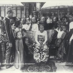 Princess Raja Putriul with attendants, Cotabato, 1899-1901