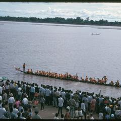 Boat races : close-ups of racing pirogues