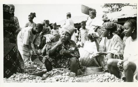 Women eating in kola section
