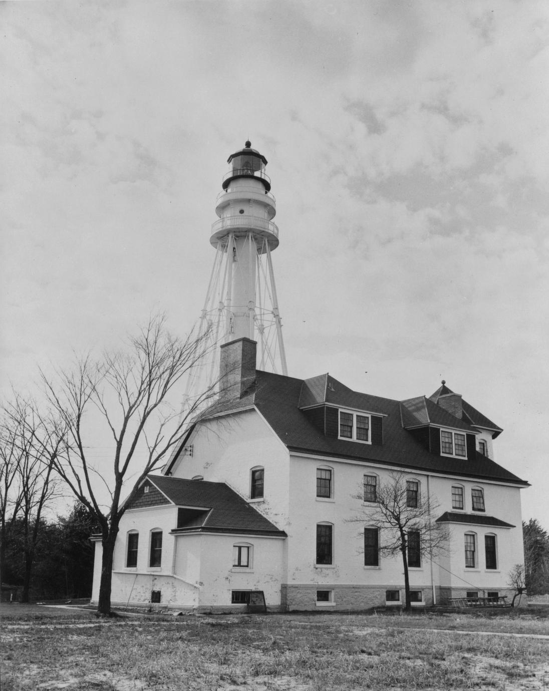 Two Rivers lighthouse - UWDC - UW-Madison Libraries