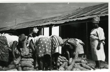 Mrs. Ogendengbe and co-sellers selling yams at the market