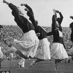 Early women cheerleaders at UW