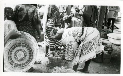 Buying Kola (Obi Abata) in pods at Oshu market
