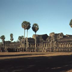 Angkor Wat : inner temple and long shadows