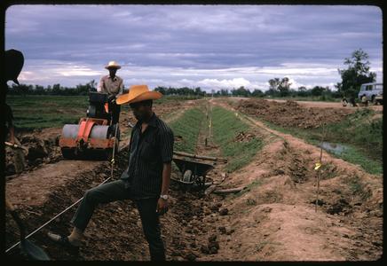 Tha Deua bend : USAID crew repairing dikes