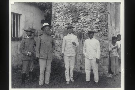 Capt. Squier, Commanding Officer General Greely, Presidente Argas and others, Cebu, 1900-1901