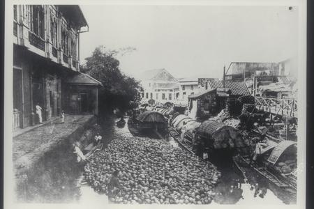 Coconut raft in Estero, Binondo, Manila, 1905-1915