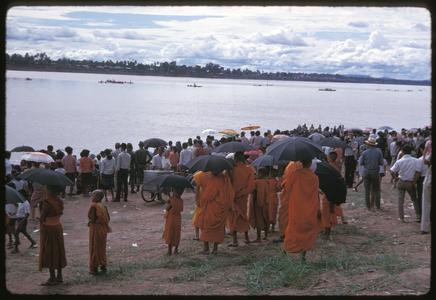 Boat races : monks as spectators