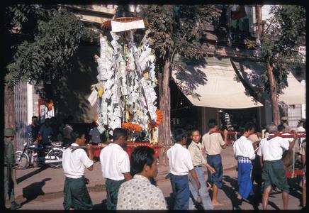 Vat Ong Tu : procession marking end of Buddhist Lent--money tree