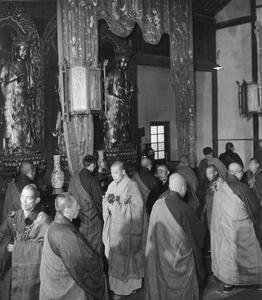 Monks at Pilu Si (Pilu Monastery) 毘盧寺 pace while reciting the Buddha's name.