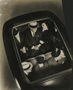 Theview through an open roof of a Nash automobile