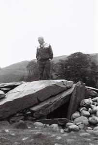 Duncan Williamson at a prehistoric chambered tomb