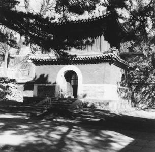 Badachu (Eight Grand Sites) 八大處 : Xiangjie Si (Fragrant World Temple) 香界寺.