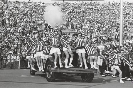 UW cheerleaders ride the Bucky Wagon