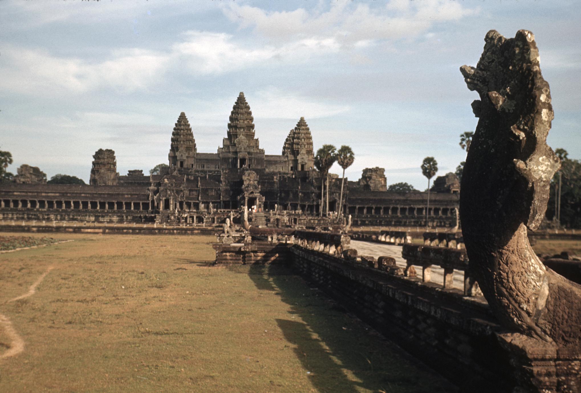 Angkor Wat : approach to inner temple-naga