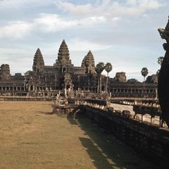 Angkor Wat : approach to inner temple-naga