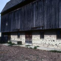 German-American barn with cantilever