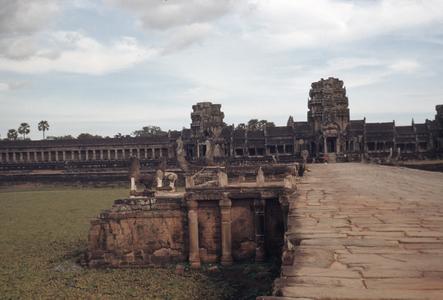 Angkor Wat : approach to main entry