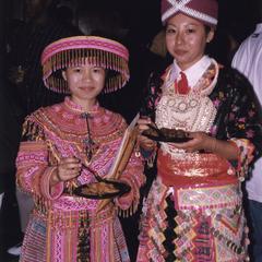 Two Hmong students eating at 1999 MCOR
