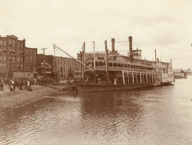 The Quincy at a landing at La Crosse, Wisconsin