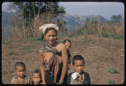 Kammu (Khmu') mother and children