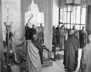The abbot of Pilu Si (Pilu Monastery) 毘盧寺 preaches the Dharma in the Dharma Hall.