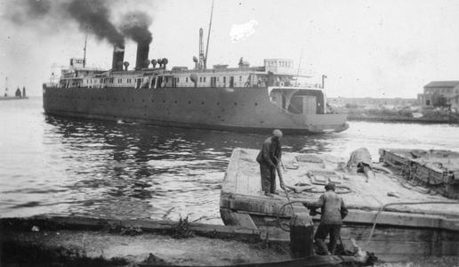 Stern view of the Milwaukee steaming out of harbor