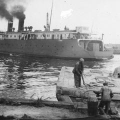 Stern view of the Milwaukee steaming out of harbor