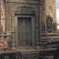 Prah Ko : false door and lintel