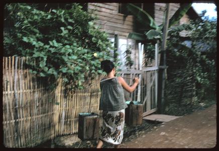 Tai Dam village : woman carrying water