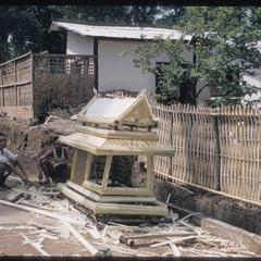 Funeral : men building bamboo palanquin