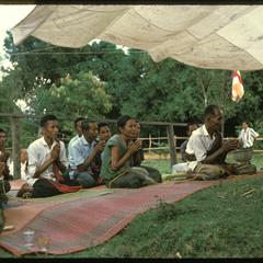 Ban Pha Khao : villagers praying