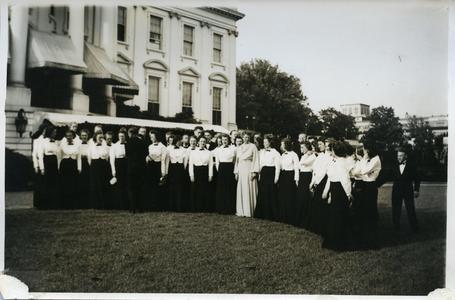 Stout Symphonic Singers on their Eastern trip, with First Lady Eleanor Roosevelt, Spring 1939