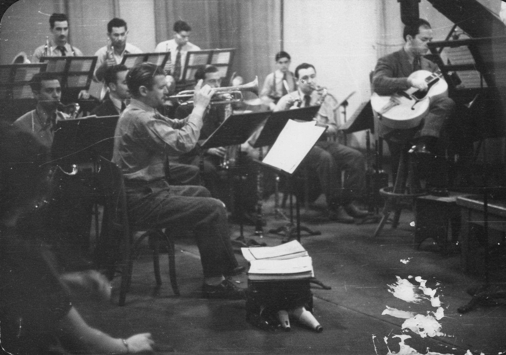 Bunny Berigan and His Orchestra recording for RCA Victor - UWDC