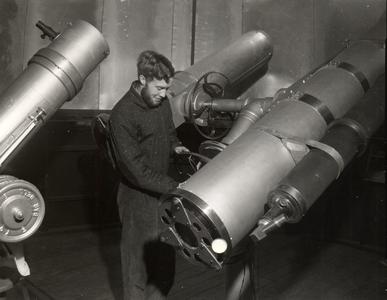Jerome Knuijt adjusts telescope