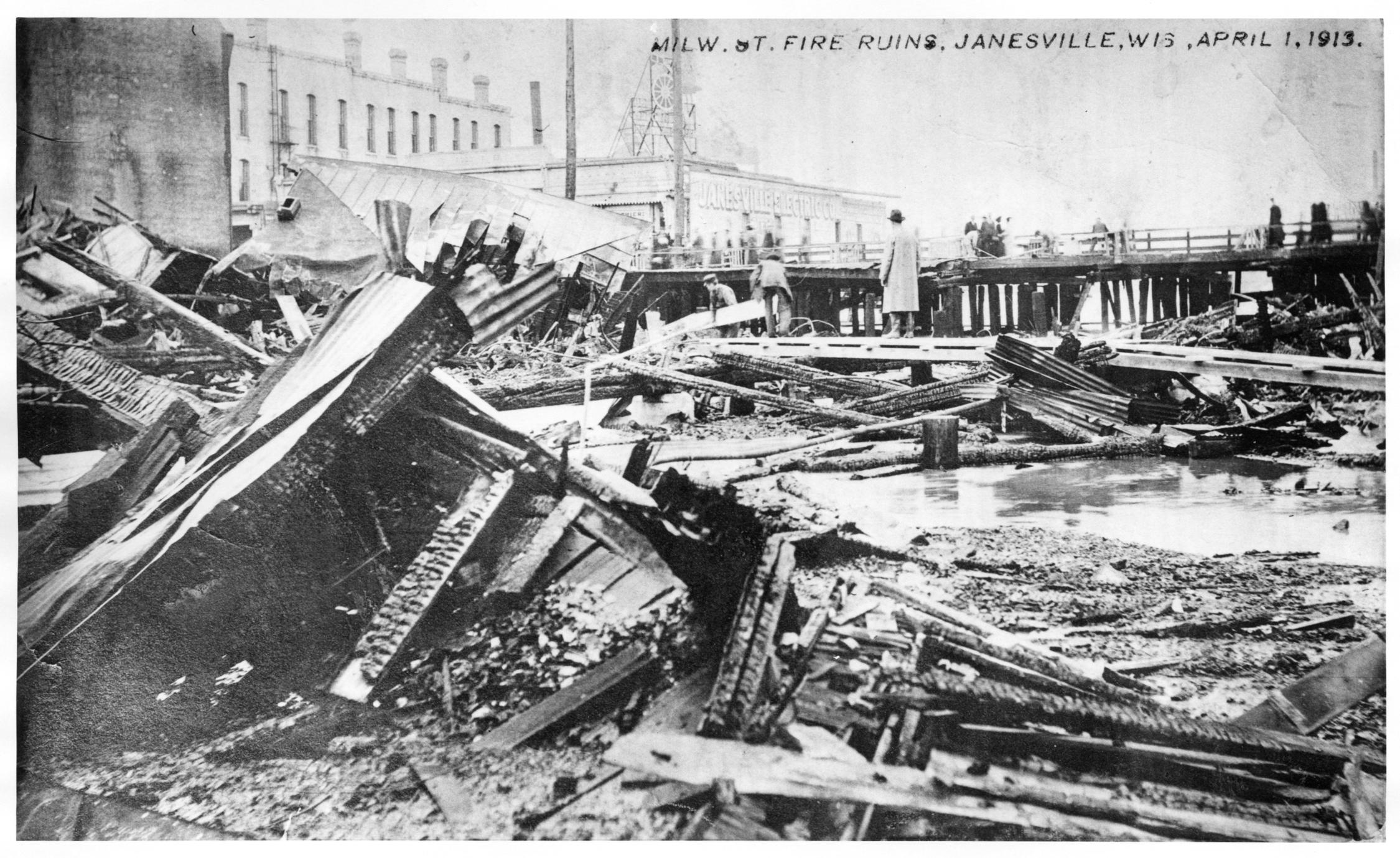 ‎Milwaukee Street Bridge Fire, 1913 - UWDC - UW-Madison Libraries