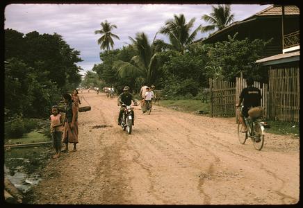 Tha Deua area--Sithan Tay : road traffic--bicycles