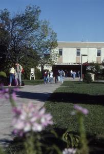 Students outside Northview Hall, 1988