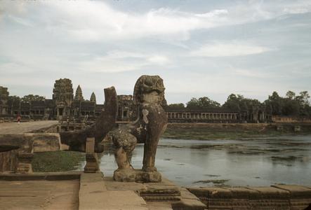 Angkor Wat : approach from main entry