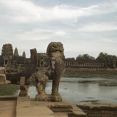Angkor Wat : approach from main entry