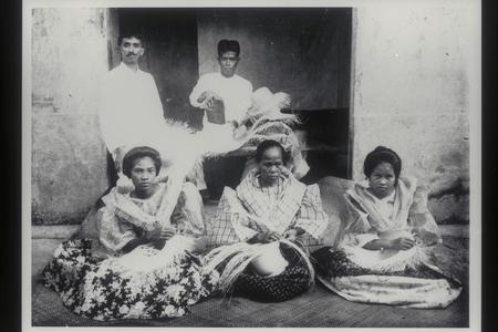Native women making hats, Quezon (Tayabas), 1926
