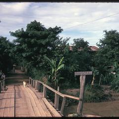 Tai Dam village : bridge entrance
