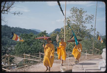 Bonzes on Phu Si summit