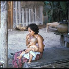 Ban Pha Khao : mother with children