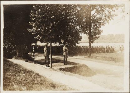 Die Reg.-Parade vor den Deutschen Kronprinz i. Steney 1916