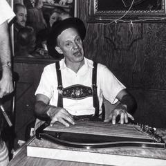 Roland Braun plays zither