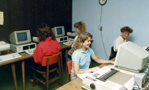 Students in computer lab, UW Fond du Lac